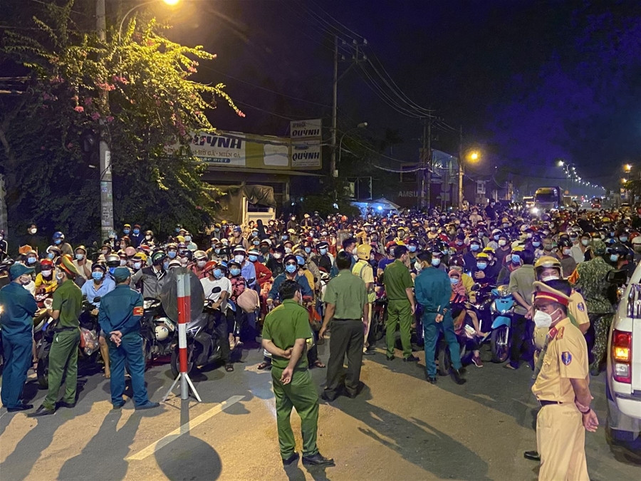 Hàng ngàn người đi xe máy về quê, cửa ngõ phía Tây TP Hồ Chí Minh ùn tắc nghiêm trọng